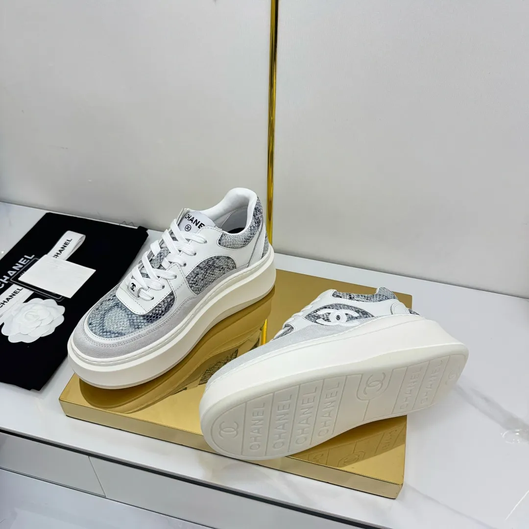 👟👟Ex-factory price 680👟👟 Upgraded version, upgraded version, upgraded version! No rebuttal accepted! ! ! ! Chanel Chanel panda shoes! 2025 counter's top casual sports shoes. This classic design; the upper is electro-embroidered with a variety of techniques; the outsole is fashionable and sporty; the unusual inclusion of a variety of color matching elements... The diversified mix and match is very good-looking and versatile, and can be used for leisure, fashion, sports, and outdoor... ꫛꫀꪝ Go➫ Materials: ❶Upper made of: original imported first-layer silk cowhide + original waterproof cloth + original first-layer cowhide ❷Inner lining: Original Yangli+Net ❸Outsole based on: Original TPU combination outsole Counter boutique packaging complete set for women 35–41 👉 👉 👉 👉 👉 👉 👉